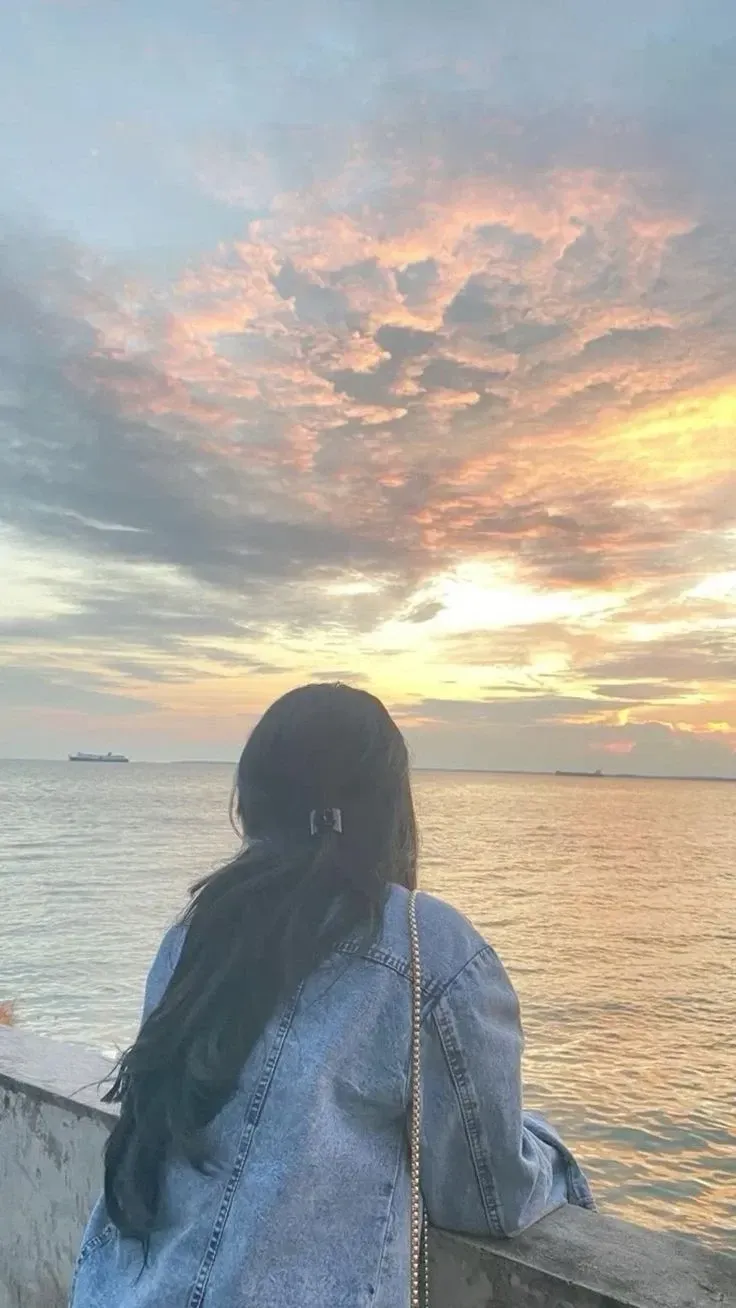 Ảnh chụp sau lưng thể hiện nỗi buồn sâu lắng