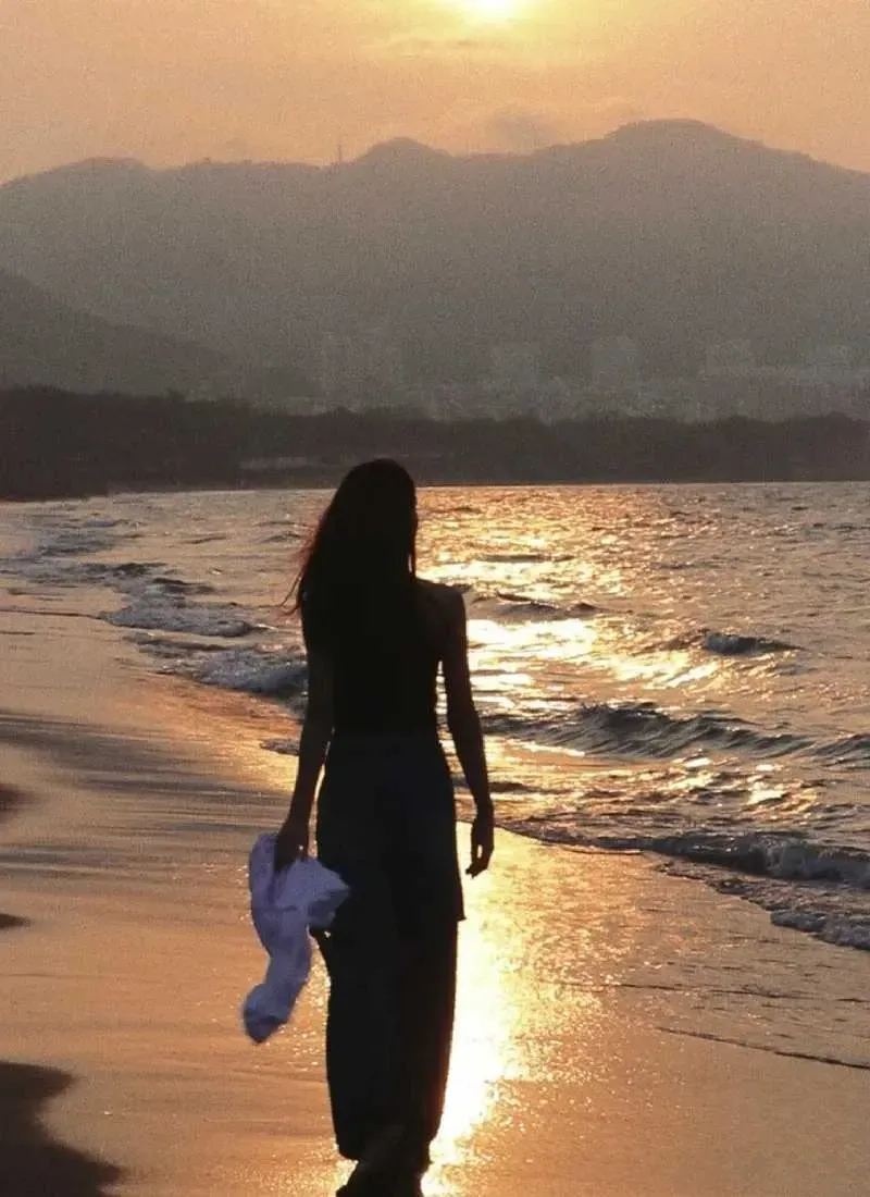 Ảnh buồn chụp từ sau lưng, tạo cảm giác trống vắng