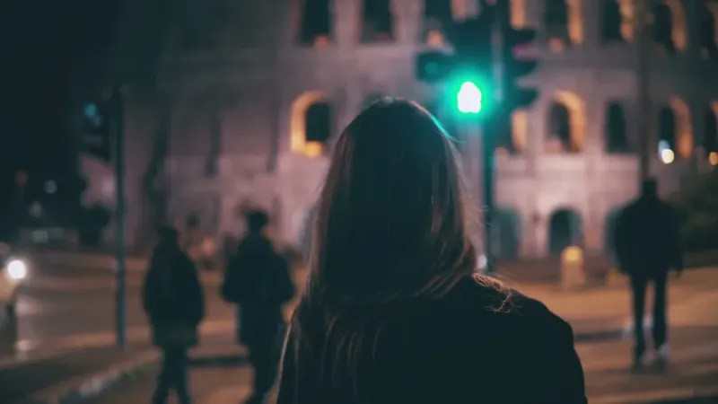 Chụp hình từ phía sau thể hiện tâm trạng buồn bã