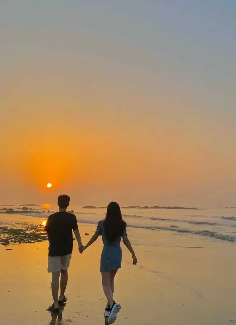 Ảnh chụp sau lưng cặp đôi tay trong tay hạnh phúc