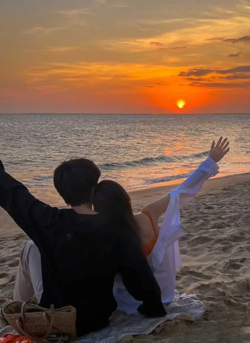 Cặp đôi nắm tay đi cùng nhau trong khung cảnh lãng mạn