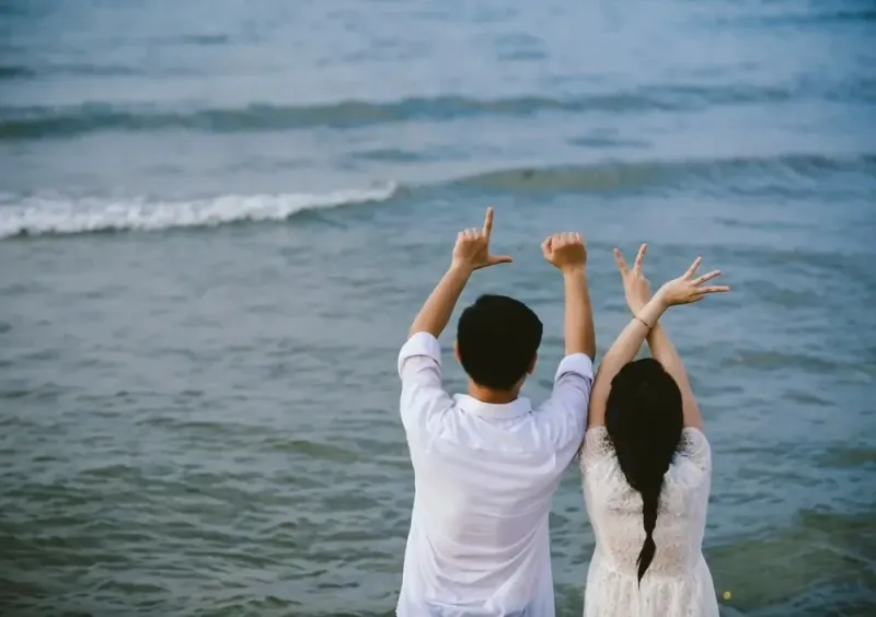 Hình ảnh cặp đôi từ phía sau, cùng nhau bước đi