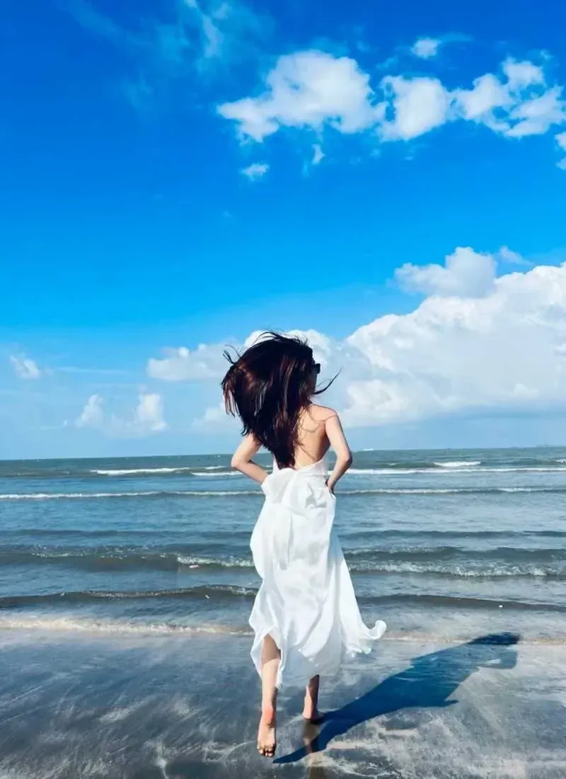 Ảnh sau lưng nữ tóc dài, tạo cảm giác bí ẩn