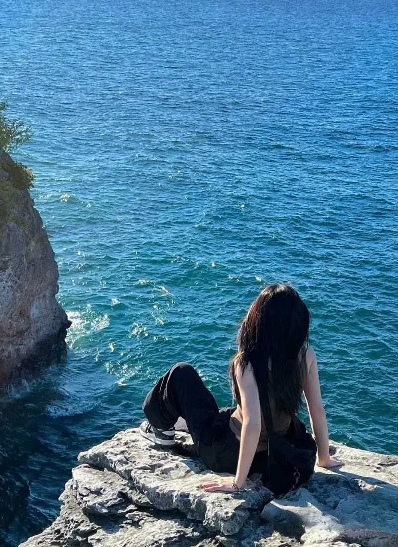 Nữ từ phía sau tóc dài buông xõa tựa vào thiên nhiên