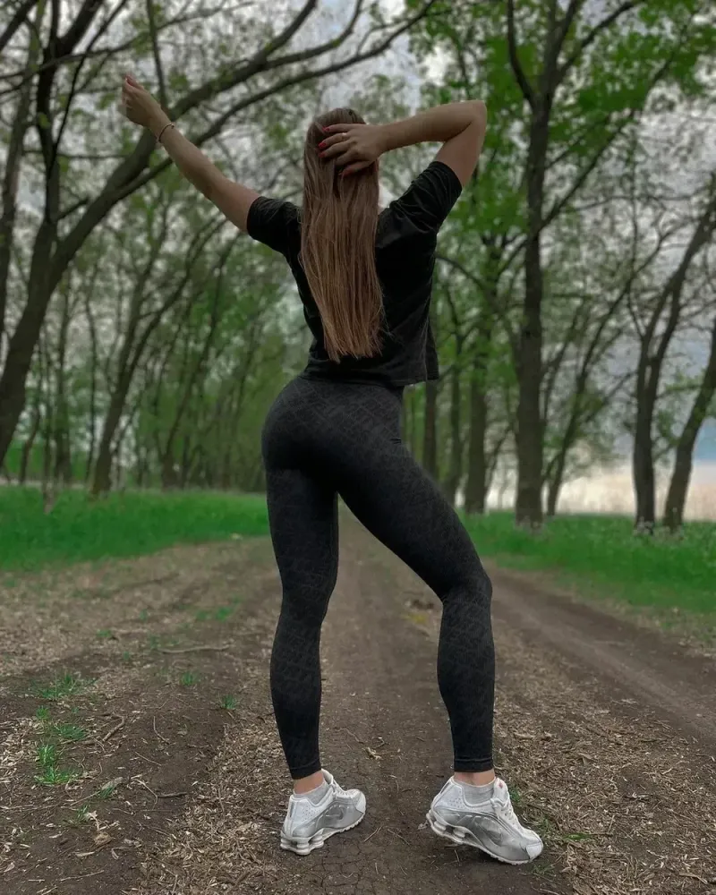 Hình ảnh nữ từ phía sau tóc dài tự nhiên