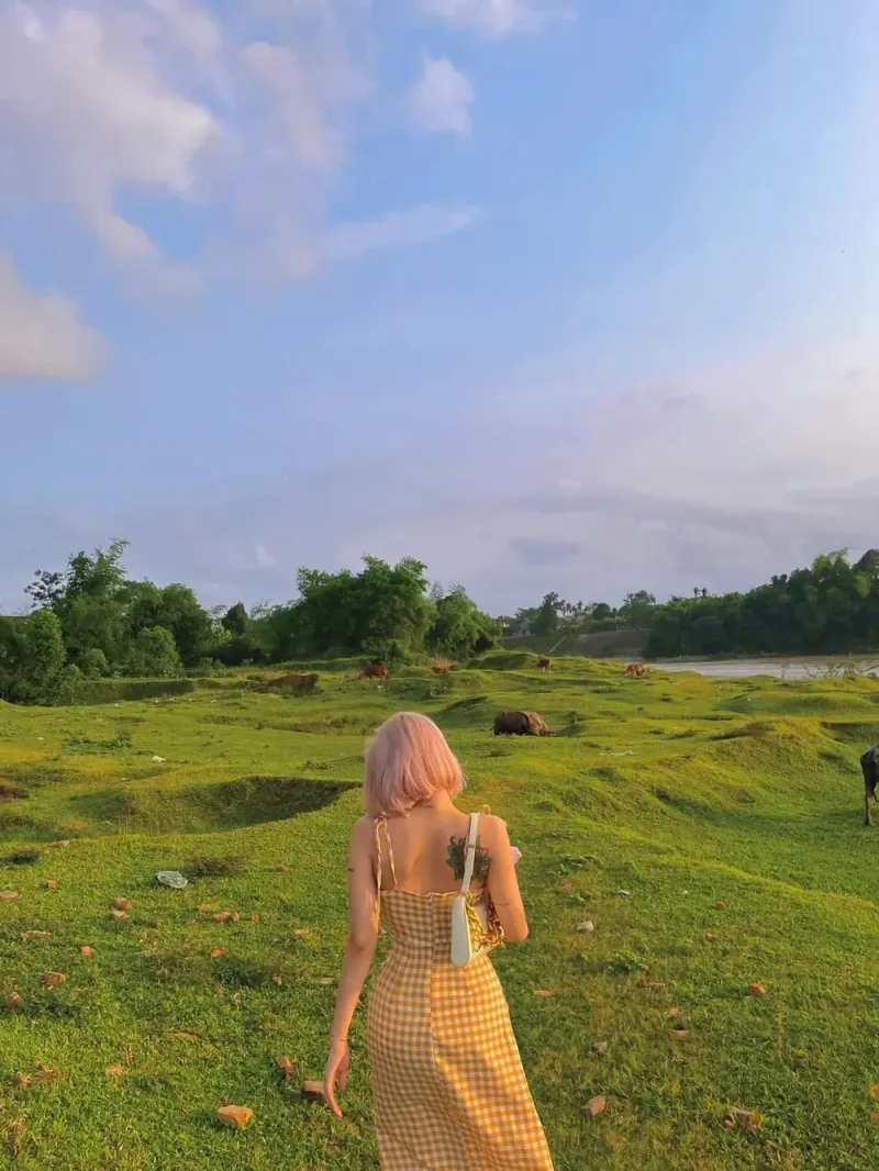 Ảnh chụp sau lưng nữ tóc ngắn phong cách thời trang