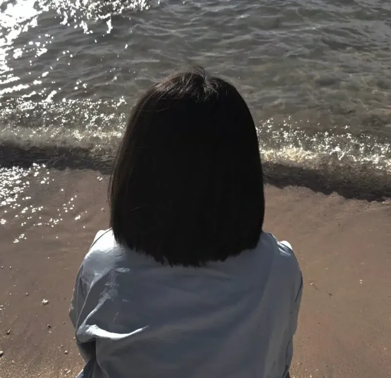 Hình ảnh nữ tóc ngắn từ phía sau đầy cuốn hút