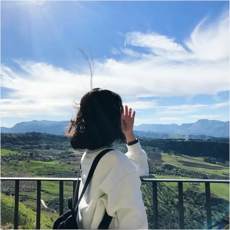 Chân dung nữ tóc ngắn nhìn từ sau lưng đầy tựa mơ