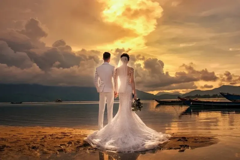 Ảnh cưới đẹp chụp sau lưng với cảnh nền lãng mạn