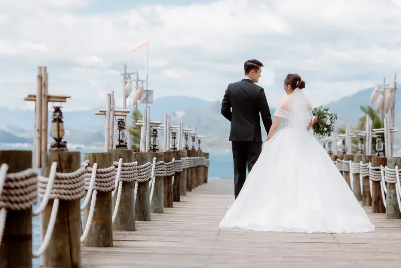 Ảnh cưới lãng mạn chụp từ phía sau, tay nắm chặt