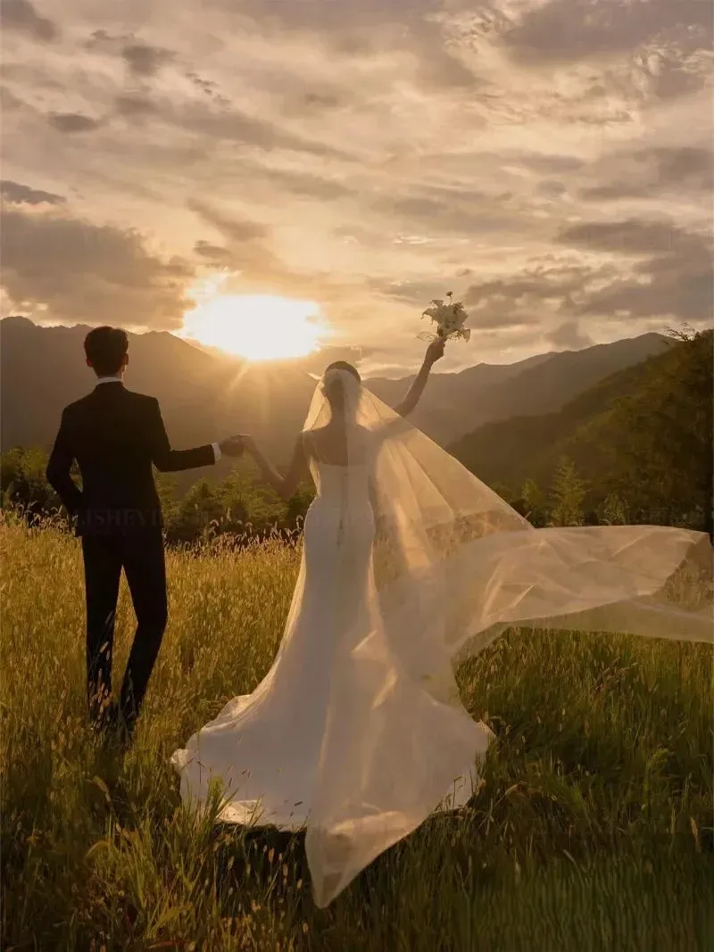 Cảnh cưới đẹp chụp sau lưng, ánh sáng mờ ảo, tình yêu ngập tràn