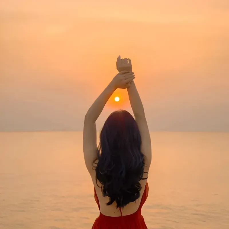 Ảnh đại diện chụp từ phía sau với phong cảnh đẹp