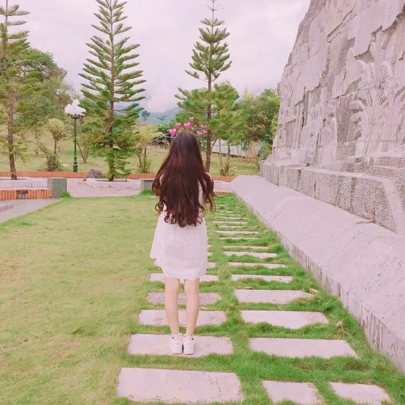 Hình đại diện chụp lưng người, tạo cảm giác bí ẩn