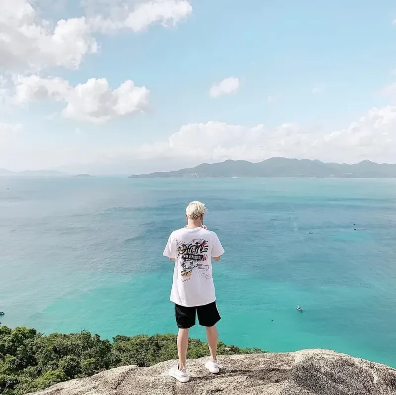 Hình đại diện nam chụp từ sau, nổi bật trong không gian mở