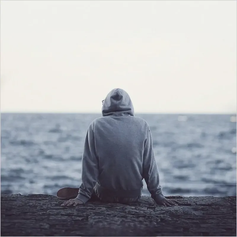 Nam giới tạo dáng chụp sau lưng, thể hiện sự tự do