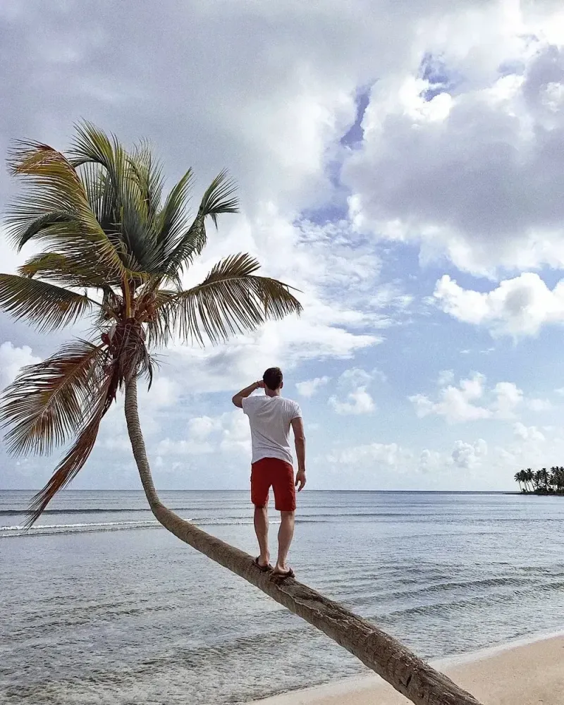 Avatar chụp sau lưng nam với cảnh vật đẹp phía xa