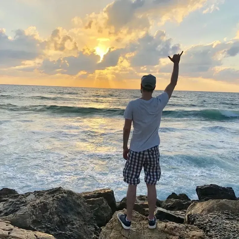 Avatar nam chụp từ phía sau, phong cách mạnh mẽ