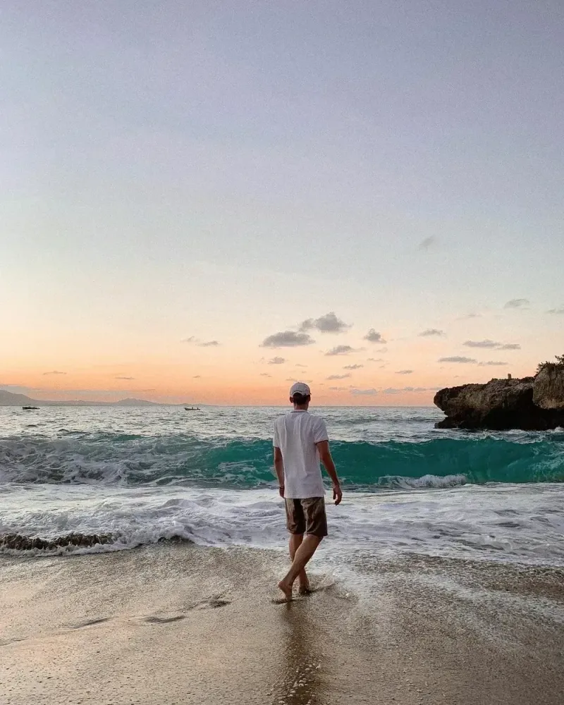 Hình ảnh nam đứng từ phía sau, toát lên sự bí ẩn