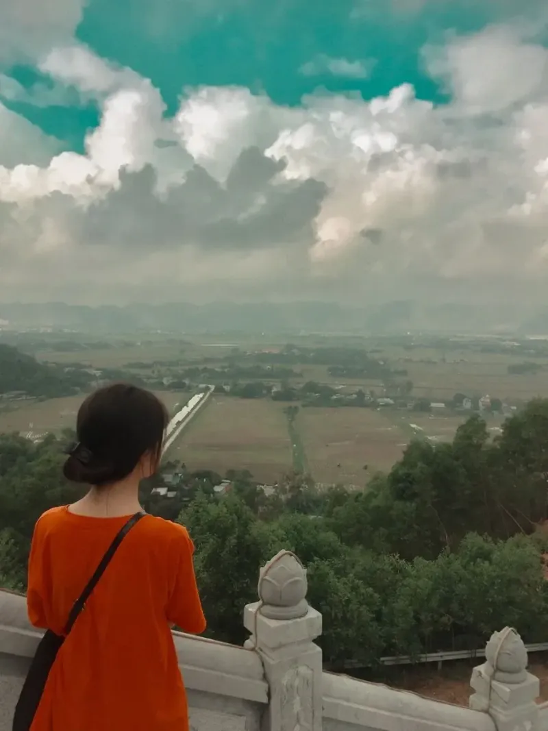 Avatar nữ chụp từ phía sau, tạo vẻ huyền bí