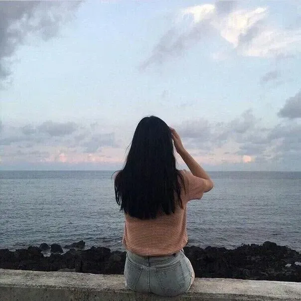 Hình đại diện nữ chụp sau lưng, phong cách tự do