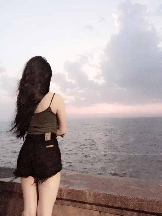 Avatar nữ nhìn từ sau lưng, toát lên sự thanh thoát