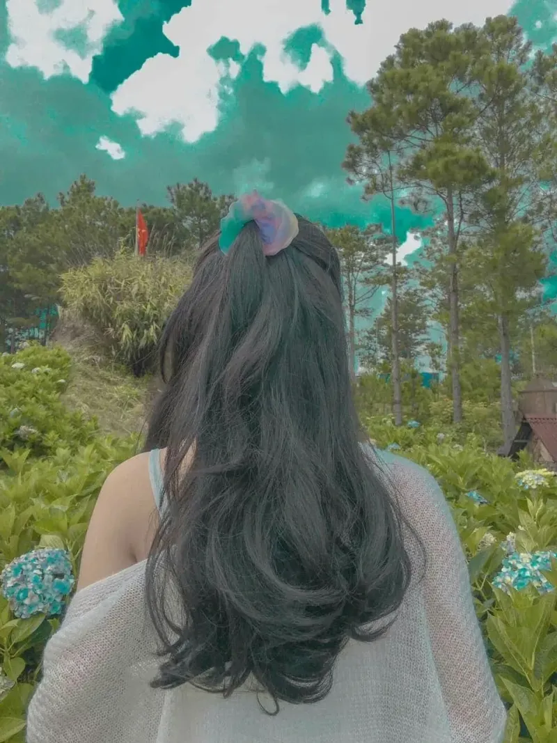 Hình ảnh nữ chụp từ phía sau, tạo cảm giác bí ẩn