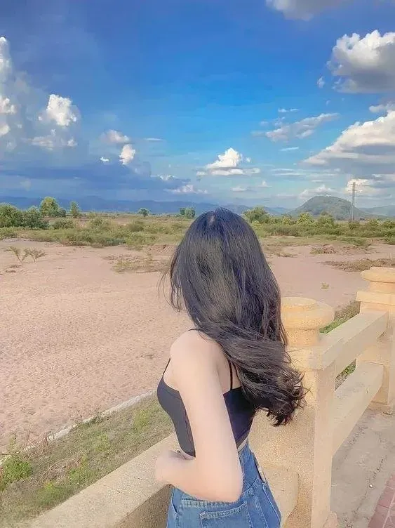 Avatar nữ chụp sau lưng, mang phong cách nhẹ nhàng