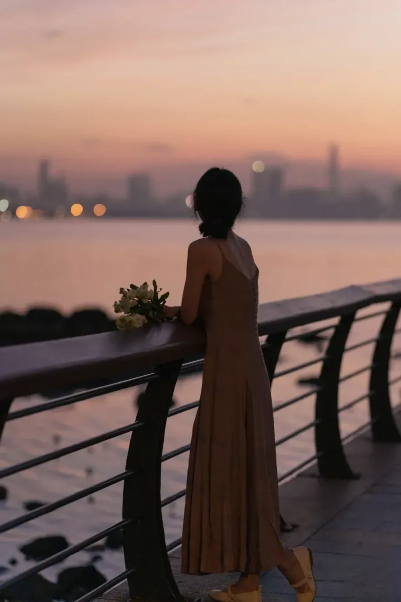 Hình ảnh chụp sau lưng tạo cảm giác huyền bí