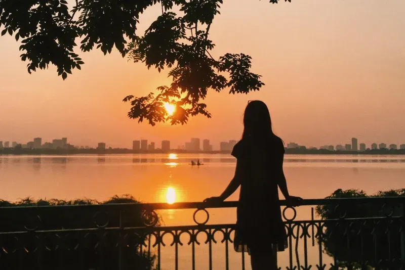 Tạo dáng chụp sau lưng lãng mạn giữa thiên nhiên