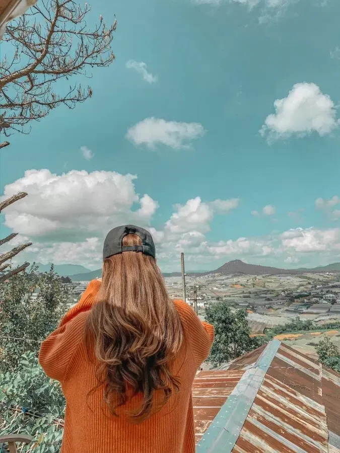 Hình nền chụp sau lưng, tạo cảm giác tự do và phóng khoáng