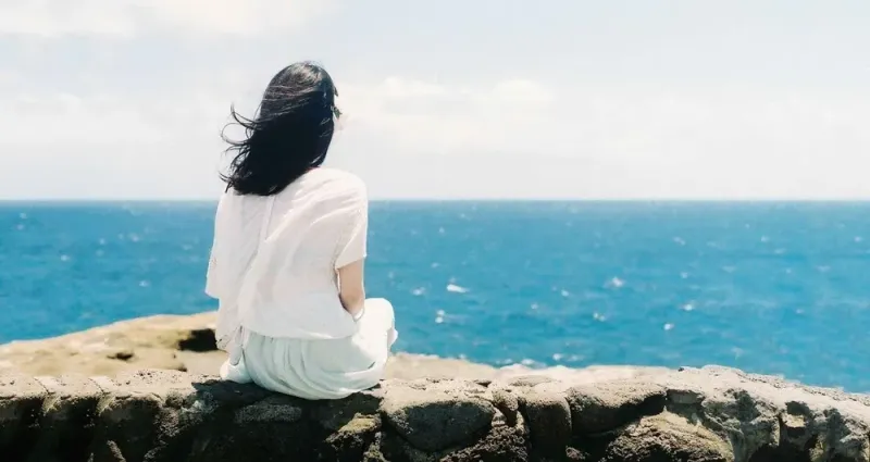 Avatar chụp sau lưng, nhìn ra biển rộng mênh mông