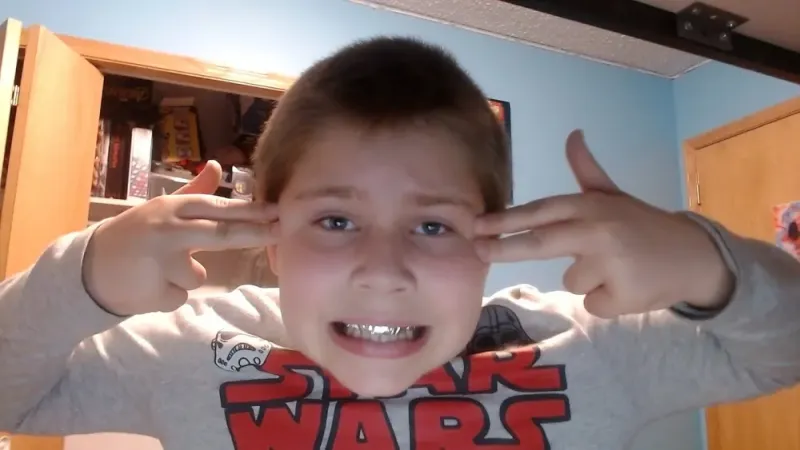 Roblox man face meme hài hước gây sốt cộng đồng